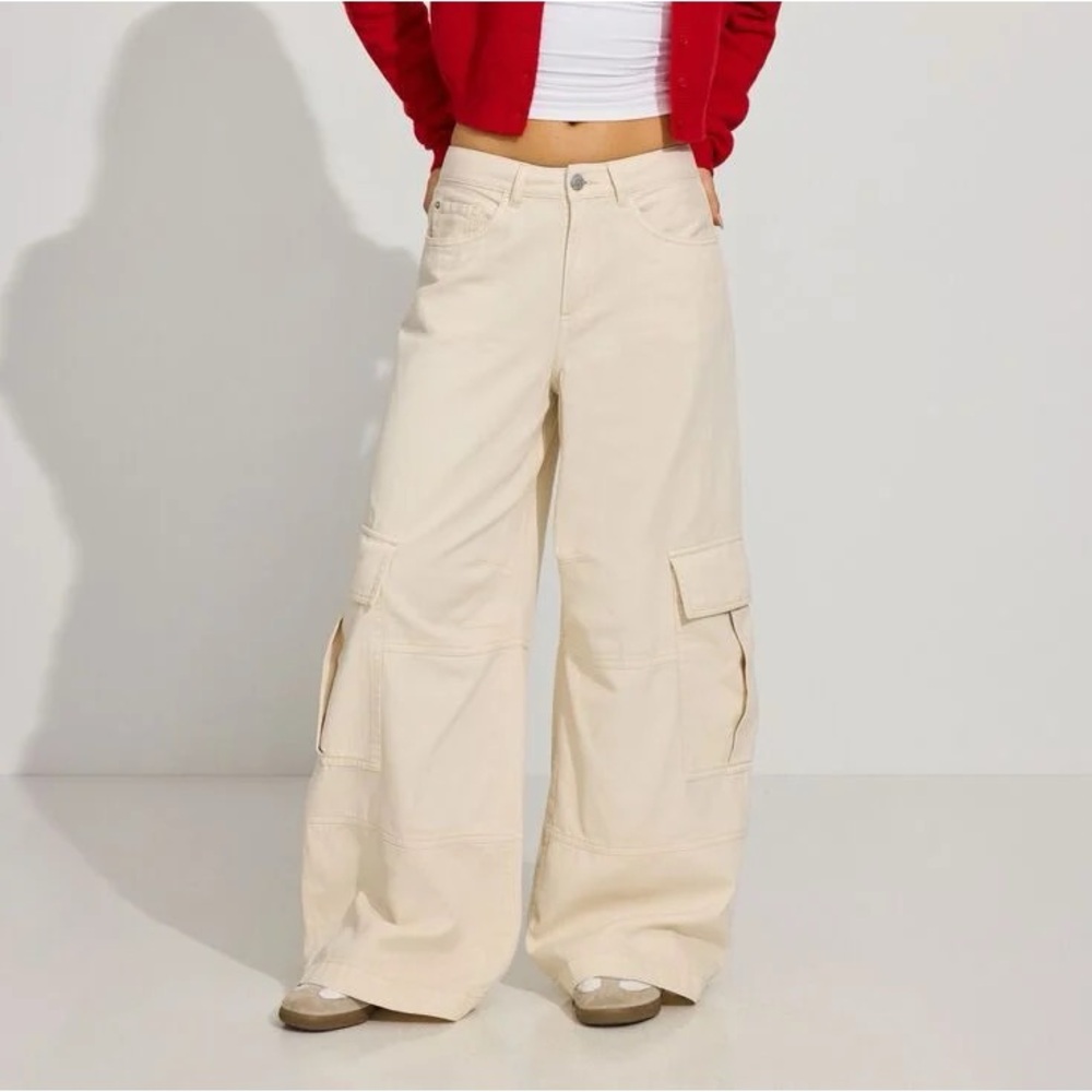 Garage, Baggy Cargo Pants. Color: Beige